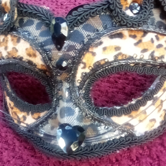 NWT "Claires" leopard face mask w/embellishments - Picture 4 of 5